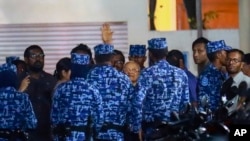 Polisi menangkap Maumoon Abdul Gayoom (tengah), mantan Presiden Maladewa dan pemimpin oposisi, setelah pemerintah memberlakukan keadaan darurat selama 15 hari, di Male, Maladewa, 6 Februari 2018.