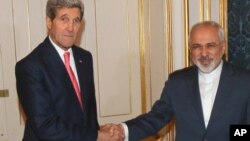 23일 오스트리아 빈에서 존 케리 미국 국무장관(왼쪽)이 무함마드 자바드 자리프 이란 외무장관과 핵 회담에 앞서 악수하고 있다.