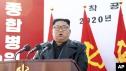 朝鲜领导人金正恩在一家医院动工典礼上讲话(2020年3月17日照片由朝鲜政府提供)