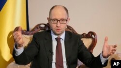 Perdana menteri sementara Ukraina Arseniy Yatsenyuk berbicara dengan wartawan di Kyiv (5/3). (AP/Efrem Lukatsky)
