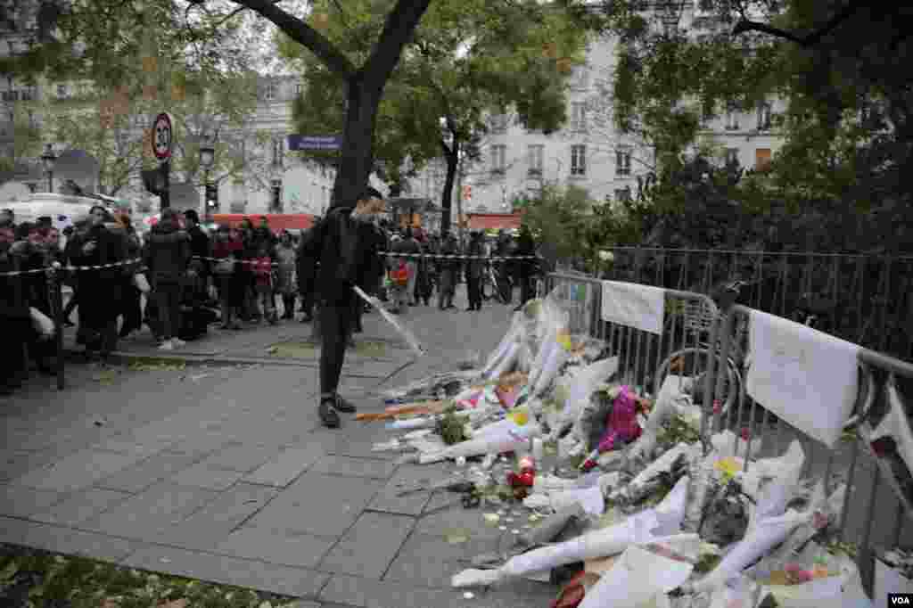 یادبود قربانیان در اطراف سالن کنسرت باتاکلان، محل گروگانگیری دیشب در پاریس. عکس: خبرنگار بخش فارسی صدای آمریکا در پاریس &nbsp;