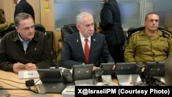 资料照片：以色列总理内塔尼亚胡与国防部长卡茨，以及以色列国防军总参谋长扎米尔中将和空军司令巴尔少将共同观察以色列空军对也门胡塞武装目标的空袭行动。(2025年8月24日)