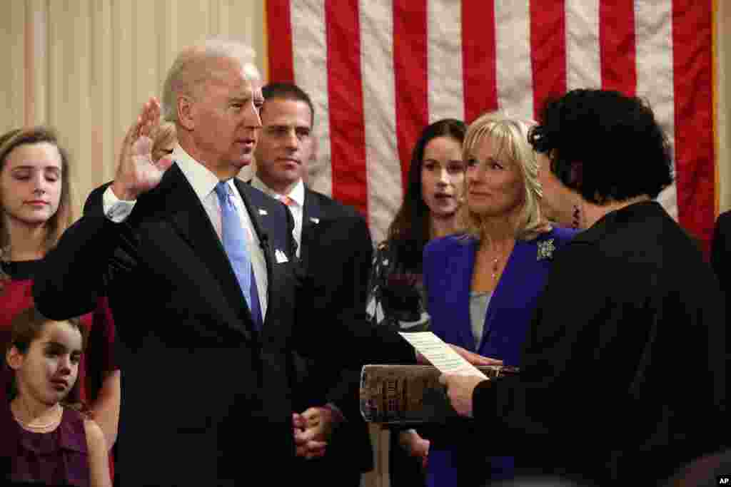 Wakil Presiden AS Joseph Biden, Jr. mengambil sumpah jabatan, dilakukan oleh Wakil Hakim Agung Sonia Sotomayor di kediaman wakil presiden di Washington (20/1). (AP/New York Times/Josh Haner)