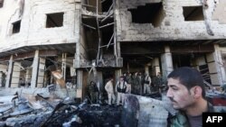 نیروهای حامی دولت بشار اسد منطقه ای که در دمشق انفجارها در آن صورت گرفت را بازرسی می کنند - ۱۱ بهمن ۱۳۹۴