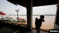 중국에서 미얀마와 라오스를 거쳐 태국에 입국한 탈북 여성과 아기. (자료사진)