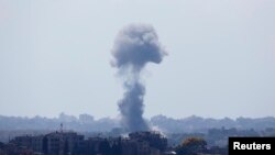 دود ناشی از انفجار ناشی از حملات هوایی اسرائیل در مناطق شمالی نوار غزه - سه‌شنبه ۲۴ تیر ۱۳۹۳ 