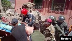 Mtu ameokolewa kutoka chini ya vifusi katika kijiji cha Moulay Brahim, kufuatia tetemeko kubwa la ardhi.