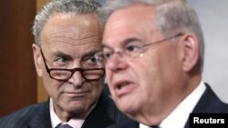 척 슈머 상원 민주당 대표와 밥 메넨데즈 상원 외교위 민주당 간사.