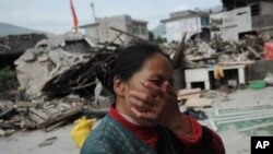 강진으로 대규모 사상자가 발생한 중국 쓰촨성 주민이 오열하고 있다.