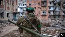 乌克兰士兵肩扛防空导弹发射器在巴赫穆特与俄国侵略者激战。（2023年3月15日）