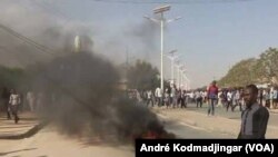 Une femme a été tuée par balle lors d’une manifestation, à N’Djamena, Tchad, 10 février 2017. (VOA/André Kodmadjingar)
