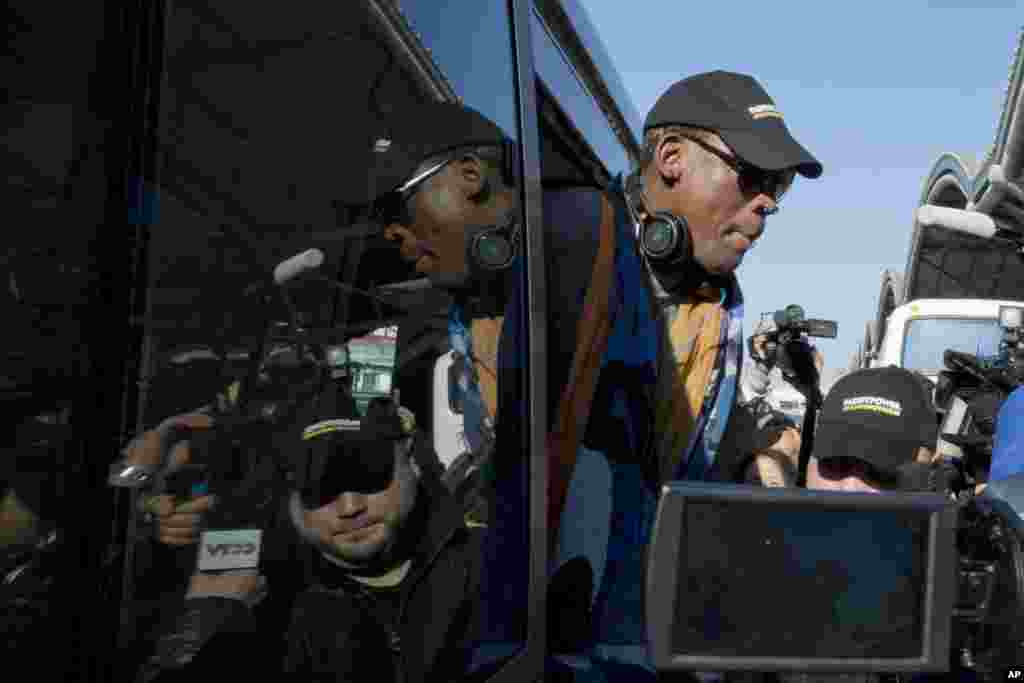 Mantan bintang NBA Dennis Rodman (tengah) tiba di bandar udara Beijing, China (19/12), sebelum terbang ke Pyongyang. (AP/Ng Han Guan)