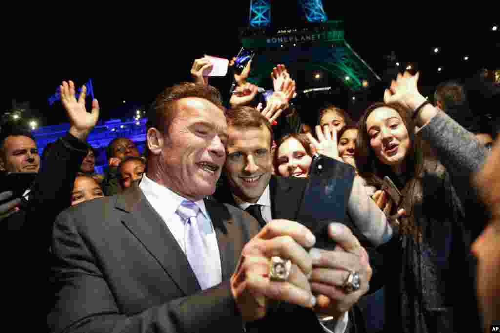 ប្រធានាធិបតី​បារាំង​លោក​ Emmanuel Macron និង​អតីត​អភិបាល​រដ្ឋ California លោក Arnold Schwarzenegger ថត​រូប​ជា​មួយ​នឹង​យុវជន​ក្មេង​ៗ​មុន​ពេល​ឡើង​នាវា​នៅ​ទន្លេ Seineទីក្រុង​ប៉ា​រីស​កាលពី​ថ្ងៃទី​១២ ធ្នូ ២០១៧។