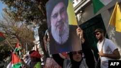 تصویر حسن نصرالله در دست یک تظاهرکننده