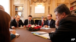 블라디미르 푸틴 러시아 대통령과 프랑수아 올랑드 프랑스 대통령, 페트로 포로셴코 우크라이나 대통령, 앙겔라 메르켈 독일 총리가 17일 이탈리아 밀라노에서 4자회담을 갖고 우크라이나 평화 방안을 논의했습니다.