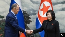 资料照：俄罗斯外交部通过电报频道发布的这张照片中，俄罗斯外交部长谢尔盖·拉夫罗夫(左)和朝鲜外相崔顺姬于2023年10月19日星期四在朝鲜平壤会面时握手。（美联社）