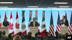 지난 3월 5일 종료된 협상 뒤 기자회견장에 선 미국, 캐나다, 멕시코 대표(자료사진)