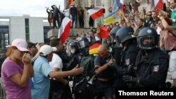 德国警察8月29日在德国国会大厦前与抗议者推搡。抗议者表示反对德国政府应为对疫情而采取的限制性措施。