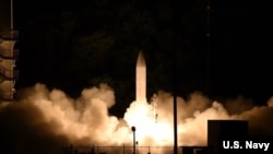  资料照片：美国在夏威夷进行超高音速导弹的发射试验（2020年3月19日）