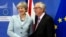 英国首相特蕾莎.梅（左）和欧洲委员会主席容克在布鲁塞尔谈判前握手