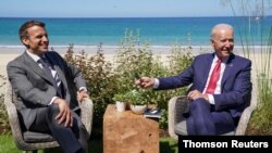 پرزیدنت بایدن و امانوئل مکرون، رئیس جمهوری فرانسه، در حاشیه اجلاس گروه هفت در کورنوال، بریتانیا، ٢٢ خرداد ١٤٠٠. (منبع: رویترز)