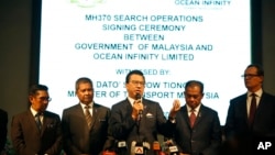 马来西亚交通部部长廖中莱（中）在马来西亚政府与海洋无限公司签署搜寻马航失踪客机MH370的签约仪式上讲话(2018年1月10日)