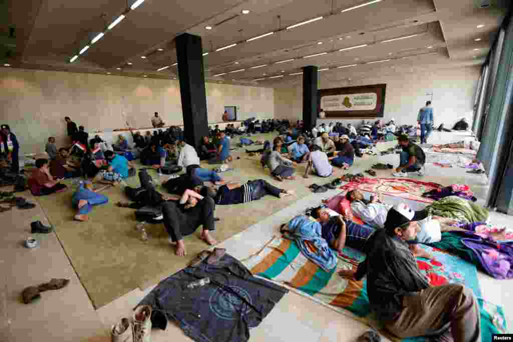 معترضان حامی مقتدی صدر در &quot;منطقه سبز&quot; بغداد. استراحت معترضان.