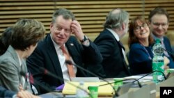 资料照片:英国首相欧洲事务顾问弗罗斯特(中)在布鲁塞尔参加欧盟与英国的会谈。(2020年3月2日)