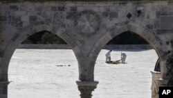 이스라엘 예루살렘의 올드시티에서 14일 자동화기와 칼로 무장한 괴한 3명이 경찰에 발포해 2명이 숨지고 여러 명이 다쳤다. 이스라엘 경찰이 현장에서 숨진 팔레스타인인의 시신을 조사하고 있다.