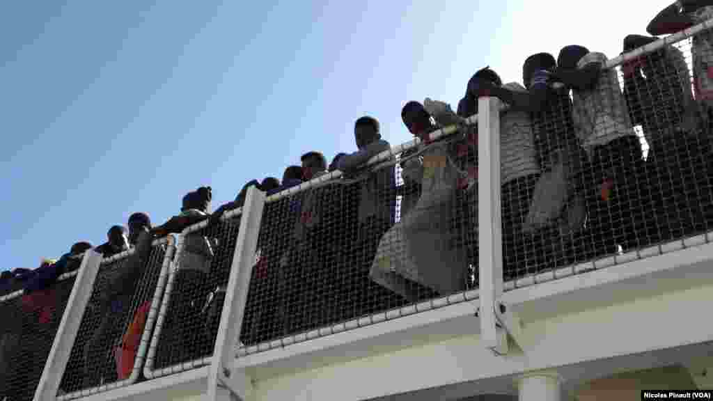 &#39;Yan Gudun Hijira Na&nbsp; jira Su Sauka Daga Jirgin Ruwan Da Ya Ceto Su Daga Tekun Bahrum, Oktoba 8, 2015.