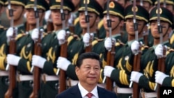 中国国家主席习近平在北京的人民大会堂外检阅仪仗队。（资料照）