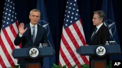 美国国务卿布林肯（右）在华盛顿国务院举行的记者会上倾听北约秘书长斯托尔滕贝格讲话。（2024年1月29日）