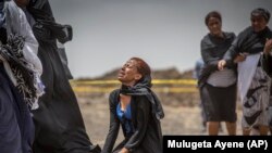 Uma familiar de uma vítima da queda do avião da Ethiopia Airlines chora a sua perda