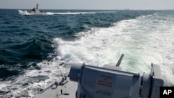 克里米亚附近水域的两艘乌克兰船只（乌克兰海军提供资料照片）