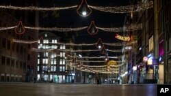 Jalan Damrak di Amsterdam tampak lengang di tengah penerapan jam malam untuk mencegah penyebaran virus corona, Sabtu, 23 Januari 2021.