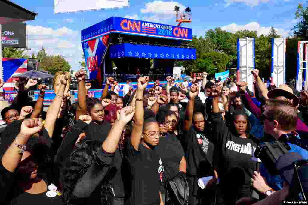 សមាជិក​នៃ​ចលនា Black Lives Matter និយាយ​ជាមួយ​ក្រុម​អ្នកសារព័ត៌មាន​នៅ​មហាវិទ្យាល័យ Hofstra មុន​ការ​ការជជែក​តស៊ូ​មតិ​ប្រធានាធិបតី​ជុំដំបូង។&nbsp;