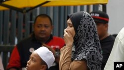 吉隆坡起火的宗教学校外的旁观者 (2017年9月14日)