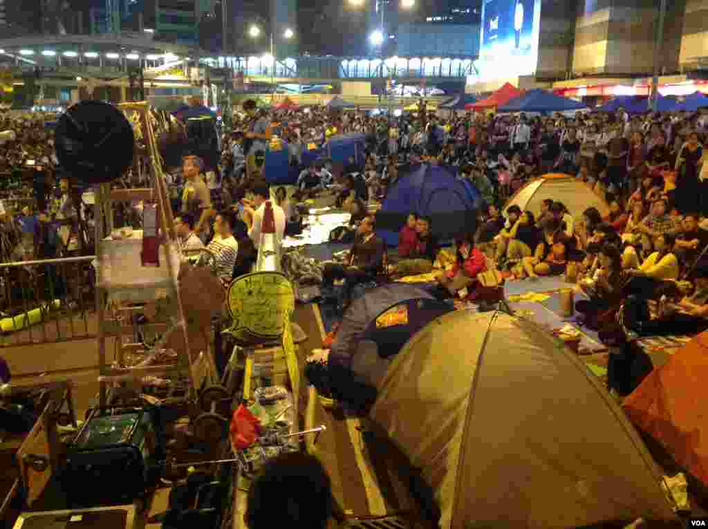 数千市民星期四晚在金钟占领区集会 (美国之音图片/海彦拍摄 )