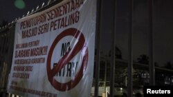 Tanda dilarang masuk tampak di luar Masjid Seri Petaling di Kuala Lumpur, Malaysia, yang menjadi sumber penularan virus corona baru, COVID-19, di seluruh Asia Tenggara, 17 Maret 2020. (Foto: Reuters)