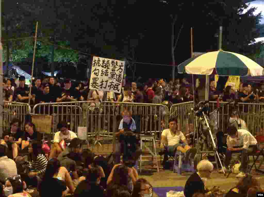 在各界呼吁撤离声中示威者继续坚守特首办（美国之音海彦拍摄 ）