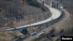 파주 통일전망대에서 바라본 경의선 도로와 철로.