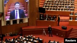 中国政协年会2019年3月3日）在北京人大会堂开幕时会场屏幕显示中国领导人习近平出席会议的图像。