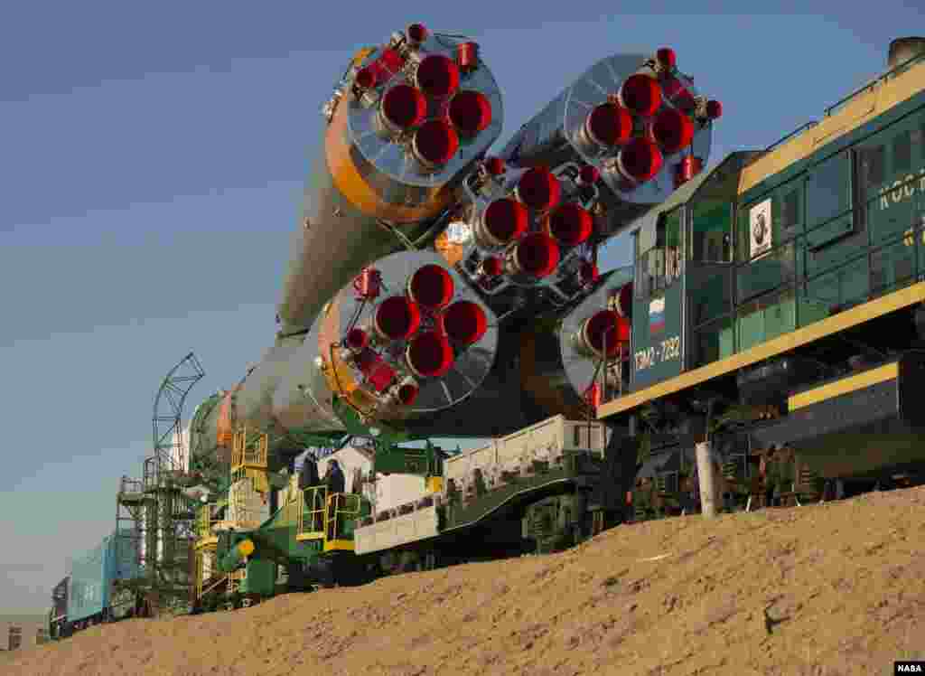 Roket Soyuz dibawa dengan kereta api ke landasan peluncuran roket di Kosmodrom Baikonur di Kazakhstan, (foto: NASA / Carla Cioffi).