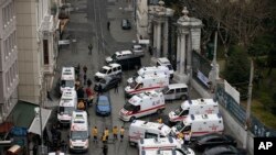 پرسنل امنیتی و بهداشتی در صحنه انفجار حاضر شده اند. 19 مارس - خیابان استقلال استانبول