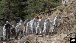 Les services de secours d'urgence français travaillent parmi les débris de l'avion de Germanwings sur le lieu de l'accident près de Seyne-les-Alpes, en France, le 3 Avril 2015. (AP Photo/Yves Malenfer, Ministere de l'Interieur)