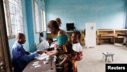 Wata mace goye da diyarta a wurin kada kuri'a