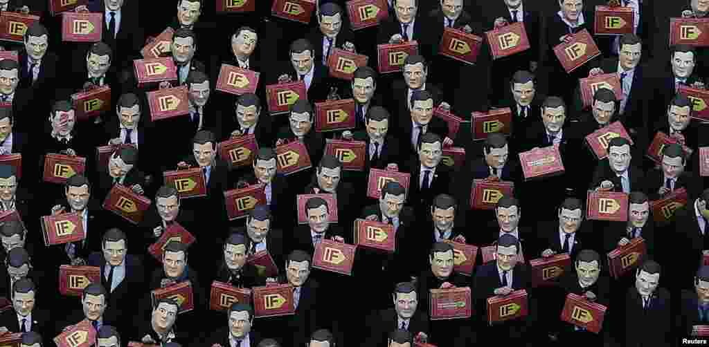 Para aktivis berpakaian sebagai Menteri Keuangan George Osborne berkumpul di depan parlemen Inggris di London. Mereka melakukan unjuk rasa untuk mengampanyekan anti kelaparan di dunia. Menkeu Inggris akan menyampaikan pidato mengenai anggaran. 