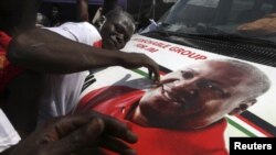 Pendukung Partai Kongres Demokratik Nasional (NDC) di Ghana merayakan kemenangan kandidatnya, John Dramani Mahama, dalam pemilihan presiden. (Foto: Reuters)
