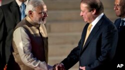 지난 5월 인도 새 총리 나렌드라 모디 취임식(왼쪽)에 참석한 나와즈 샤리프 파키스탄 총리가 인사를 나누고 있다.