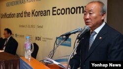 지난달 22일 서울에서 열린 '통일과 한국경제 국제 토론회'에서 연설하는 류우익 한국 통일장관. (자료사진)